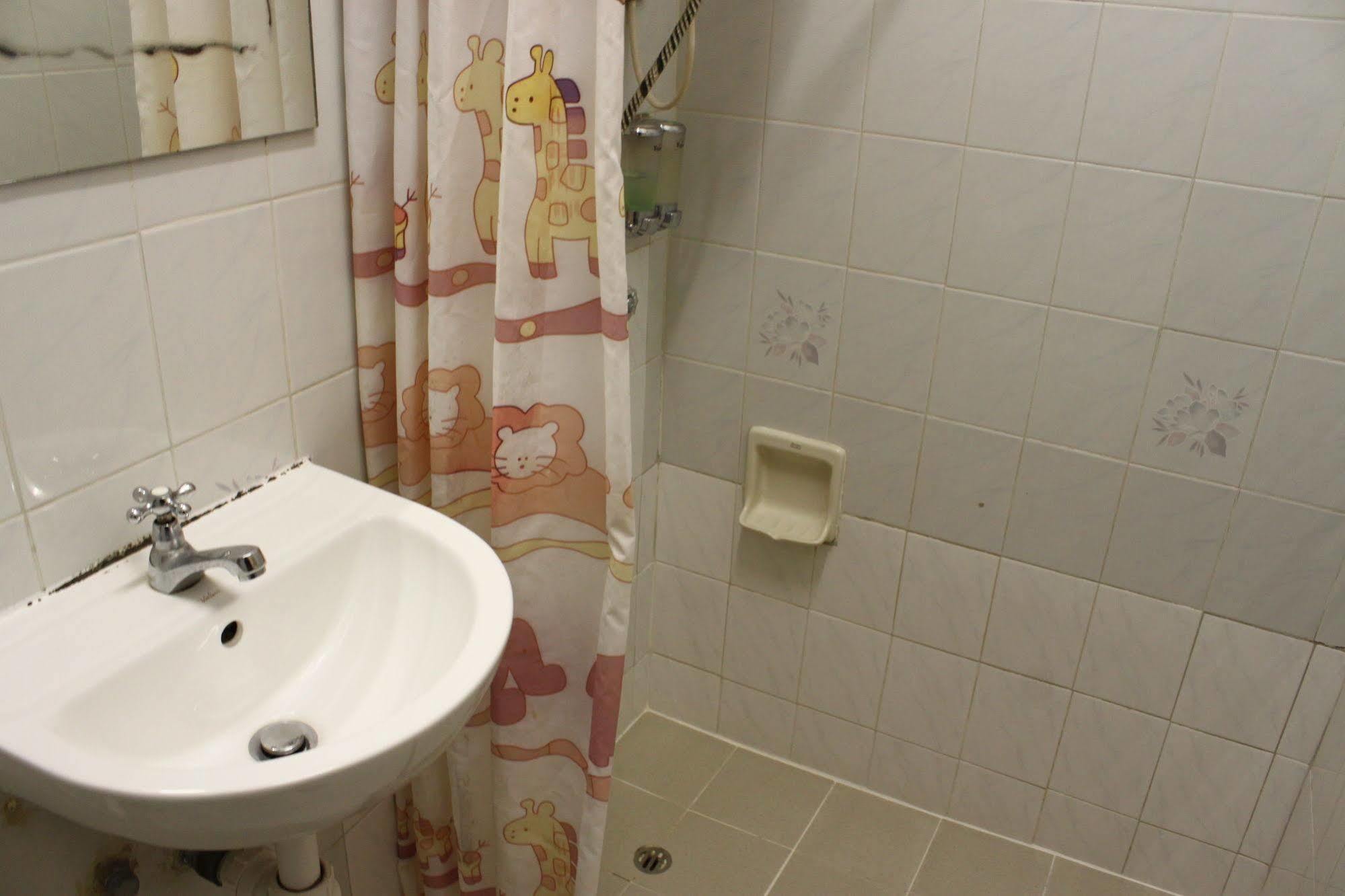 Osaka Hostel Хонконг Екстериор снимка